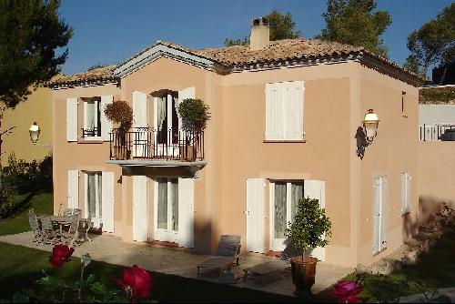 Villa dans le domaine du golf  piscine, jardin aménagé, garage